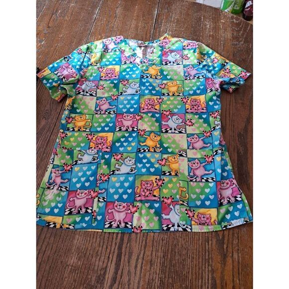 Medium White Cross Cats with Hearts Short Sleeve VNeck Scrub Top Shirt Vet Nurse - Picture 1 of 2